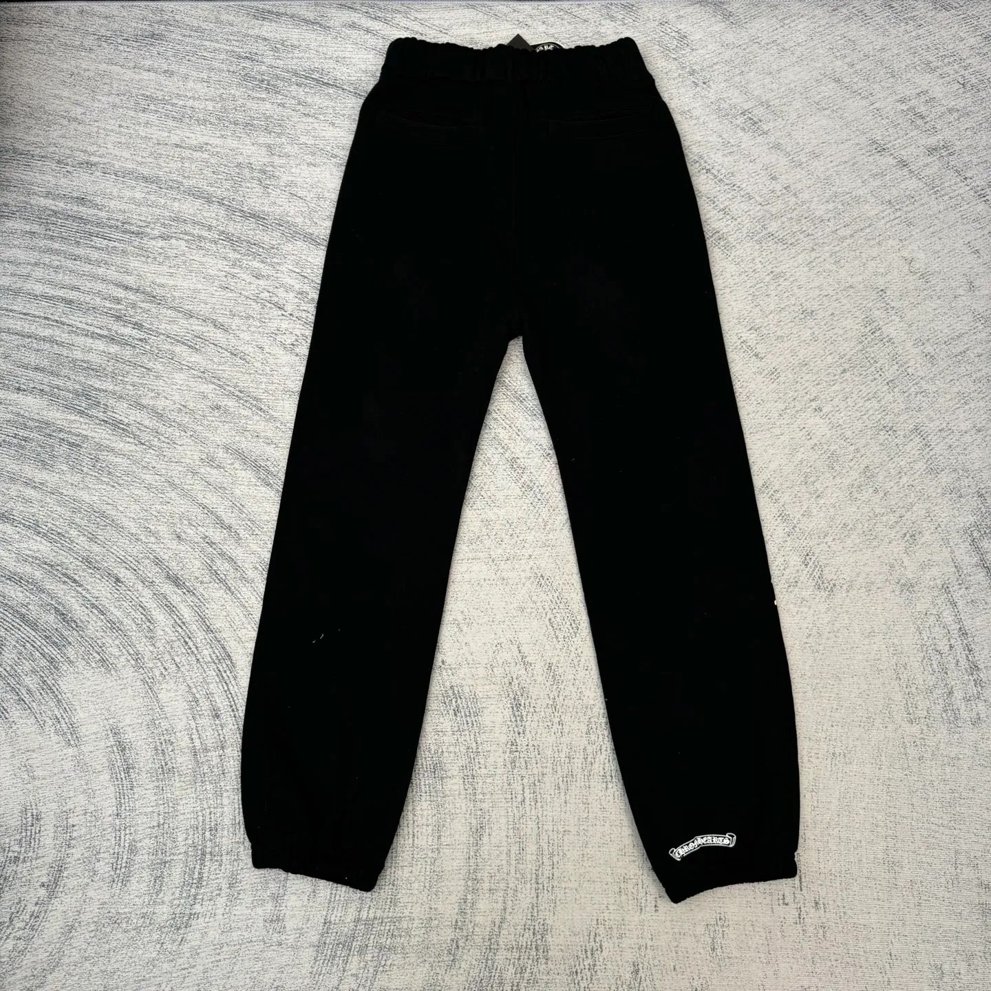 P366 Chrome Heart Ch Sanskrit black loose-fitting leggings sweatpants Size: S/M/L Made of high-weight plus velvet cotton fabric, which combines warmth and crisp texture. The version is the popular "wide at the top and narrow at the bottom" leggings silhouette. It is equipped with a drawstring waistband, double side pockets and back pockets. While maintaining the casual feel of the street, it highlights the tonality of luxury items through high-tech printing and fabric texture.